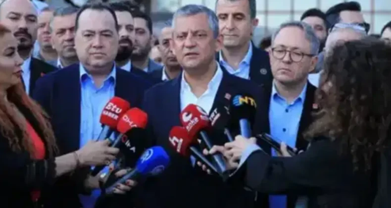 Kurultay için kritik süreç başladı! Özel: İlk imza atıldı Seçilmiş CHP Genel Başkanı Özgür Özel, kurultay ilişkin yaptığı açıklamada, “Hiç kimsenin partiden istifasını doğru bulmuyoruz. Tüm Türkiye’den hızlı bir şekilde imzalar atılıyor. 550’nin biraz üzerinde imzaya ihtiyaç var” dedi.