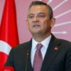 Özgür Özel kanadından, Kılıçdaroğlu’na sürpriz hamle! CHP Aydın Milletvekili Bülent Tezcan, bir yandan Parti Meclisi tarafından kurultay kararı alacaklarını, bir yandan da Olağanüstü Kurultay için delege imzası toplamaya devam ettiklerini belirterek, bu adımlara rağmen Kemal Kılıçdaroğlu yönetiminin partiyi kurultaya götürmemesi halinde mahkemeye başvurarak çağrı heyeti talep edeceklerini açıkladı.