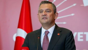 Özgür Özel kanadından, Kılıçdaroğlu’na sürpriz hamle! CHP Aydın Milletvekili Bülent Tezcan, bir yandan Parti Meclisi tarafından kurultay kararı alacaklarını, bir yandan da Olağanüstü Kurultay için delege imzası toplamaya devam ettiklerini belirterek, bu adımlara rağmen Kemal Kılıçdaroğlu yönetiminin partiyi kurultaya götürmemesi halinde mahkemeye başvurarak çağrı heyeti talep edeceklerini açıkladı.