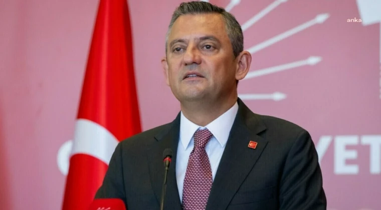 Özgür Özel kanadından, Kılıçdaroğlu’na sürpriz hamle! CHP Aydın Milletvekili Bülent Tezcan, bir yandan Parti Meclisi tarafından kurultay kararı alacaklarını, bir yandan da Olağanüstü Kurultay için delege imzası toplamaya devam ettiklerini belirterek, bu adımlara rağmen Kemal Kılıçdaroğlu yönetiminin partiyi kurultaya götürmemesi halinde mahkemeye başvurarak çağrı heyeti talep edeceklerini açıkladı.
