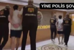 Komedyen Deniz Göktaş’a ters kelepçe! Tepki yağdı “Dini değerleri aşağılama ve cumhurbaşkanına hakaret” suçlamaları yapılan Deniz Göktaş’ın, ters kelepçe ile gözaltına alınmasına tepki yağdı.